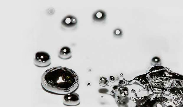 gocce metalliche simbolo di metalli pesanti e accumulo nel corpo