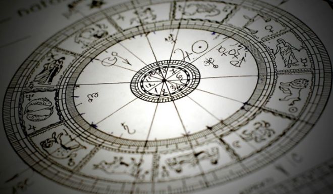 carta del cielo con segni zodiacali per analisi del tema natale astrologico
