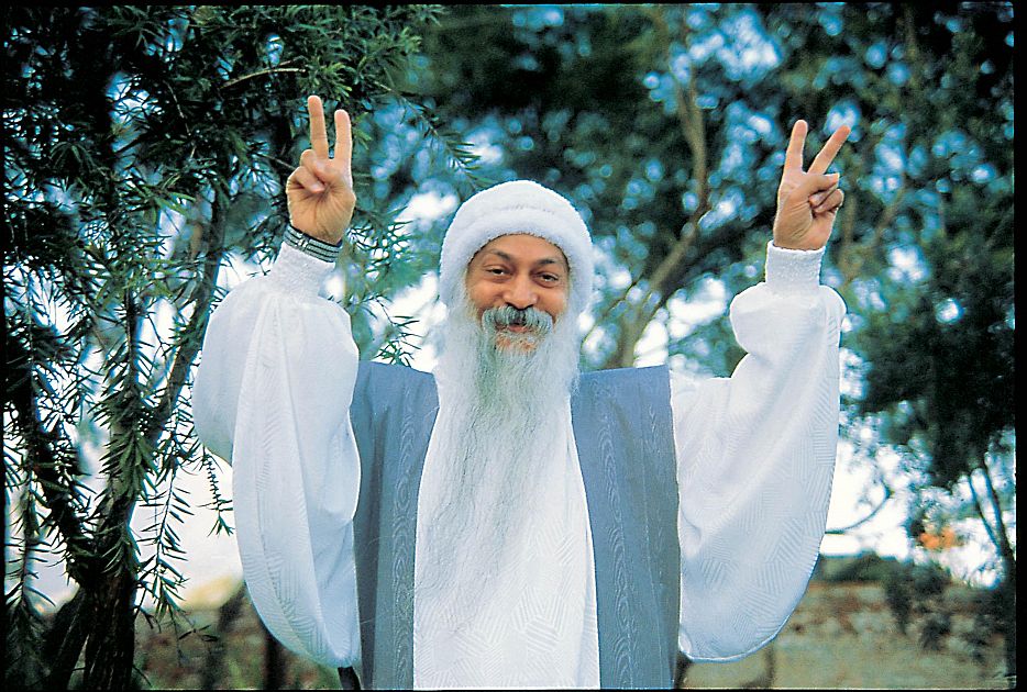 Osho durante un discorso pubblico, immagine per articolo Una vertigine chiamata vita