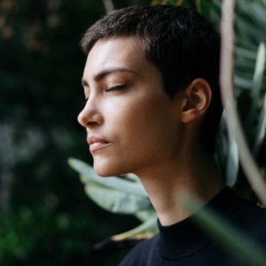 donna in stato di presenza e ascolto simbolo di mindfulness e consapevolezza