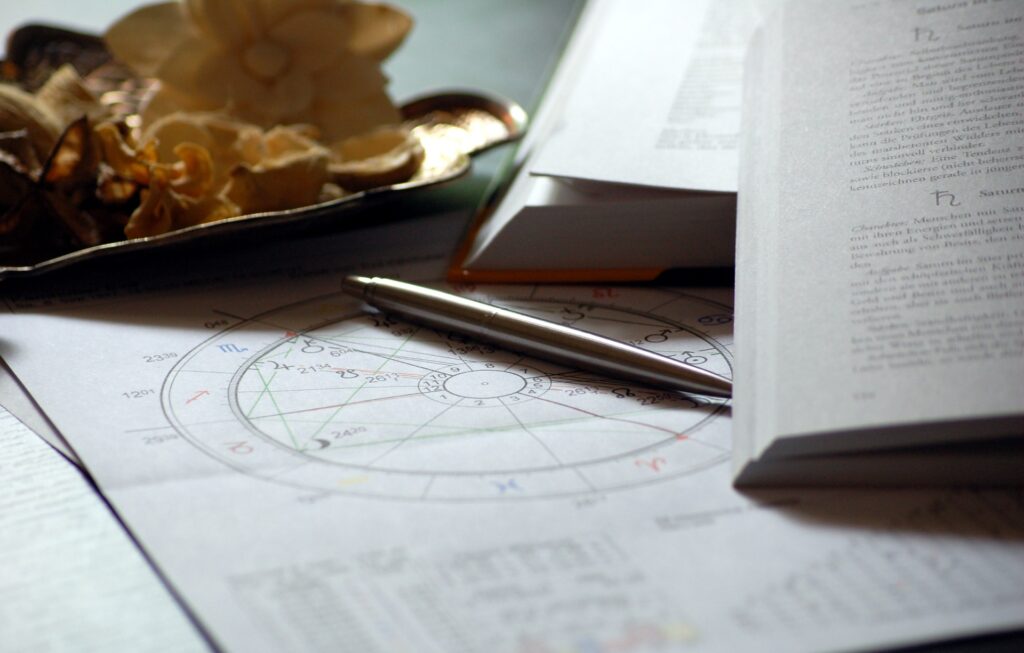 Dettaglio della Carta del Cielo utilizzata nella lettura del Tema Natale, simbolo dello studio astrologico e della consapevolezza personale.