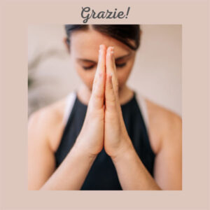 Donna con mani giunte in gesto di gratitudine e presenza consapevole