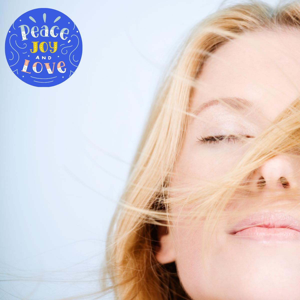 Donna serena con gli occhi chiusi che respira consapevolmente – simbolo di mindfulness, pace interiore e benessere mentale