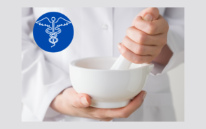 Farmacista olistica mentre prepara un rimedio naturale, simbolo di consulenza consapevole e integrazione tra farmacia e approccio naturale al benessere