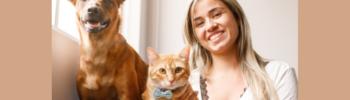 Copertina del manuale gratuito sui Fiori di Bach per animali con una donna insieme a un cane, dedicato al benessere emotivo di cani e gatti.