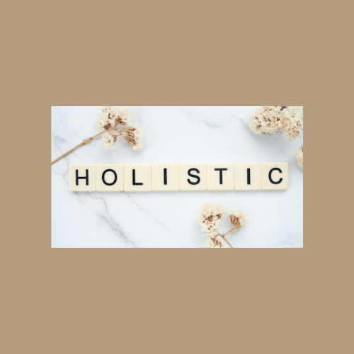 Tessere con la scritta "Holistic" su un tavolo, simbolo dell'approccio globale della medicina olistica alla salute della persona.
