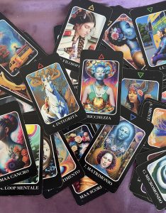 carte maa madri arcaiche astrologiche disposte su tavolo per lettura simbolica e interpretazione