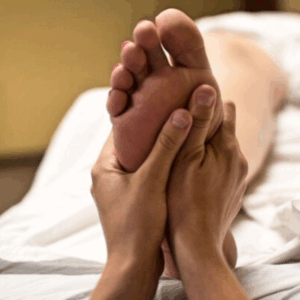 “Trattamento di riflessologia plantare armonica su piede nudo durante una sessione pratica”