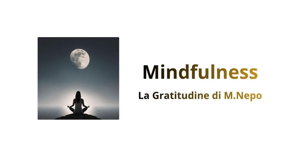 Persona in meditazione sotto la luna, immagine illustrativa dell'intervista a Mark Nepo sulla gratitudine e la mindfulness con Oprah Winfrey.
