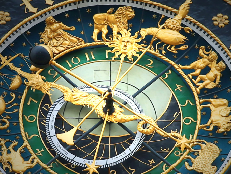 Astrolabio antico con i segni dello zodiaco, simbolo dell'astrologia consapevole e dello studio del tema natale.